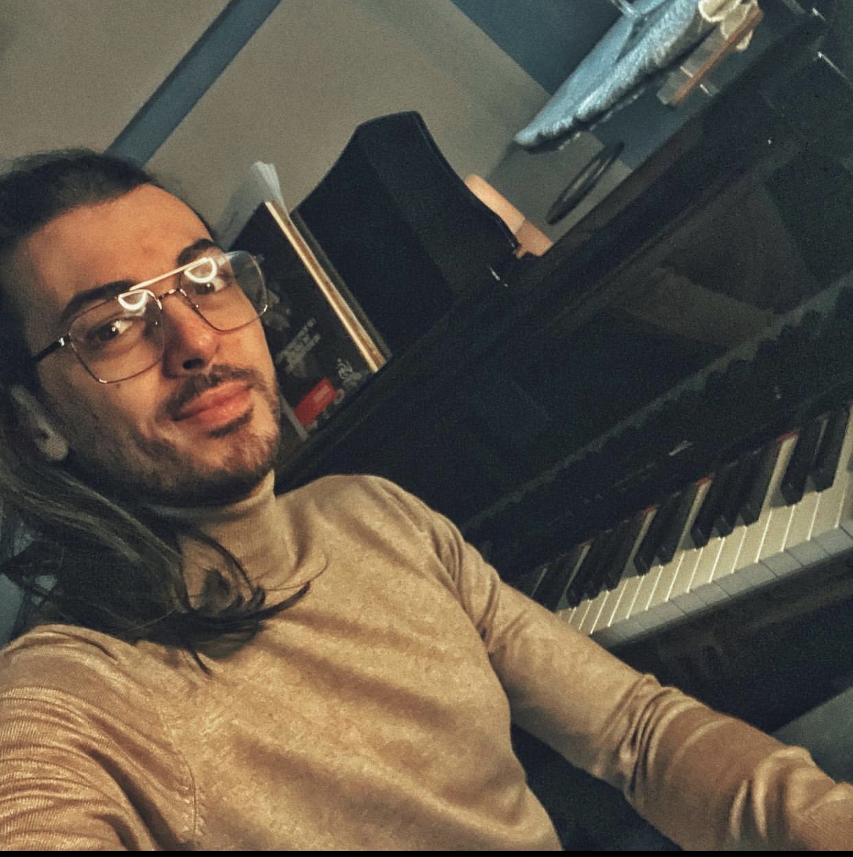 الملحن المصري مصطفى الحلواني يحتفل بعرض المسلسل الأمريكي cypher... وضع له الموسيقى التصويرية